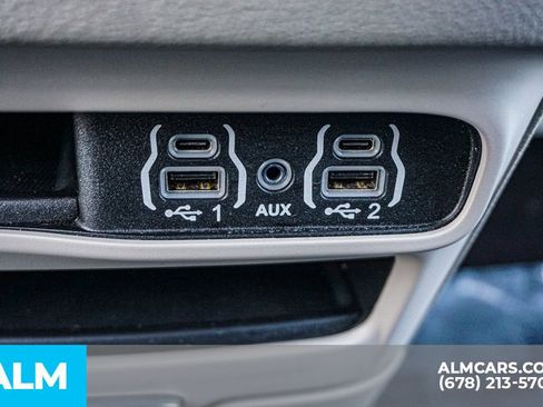 Used 2024 Chrysler Pacifica Select image 52