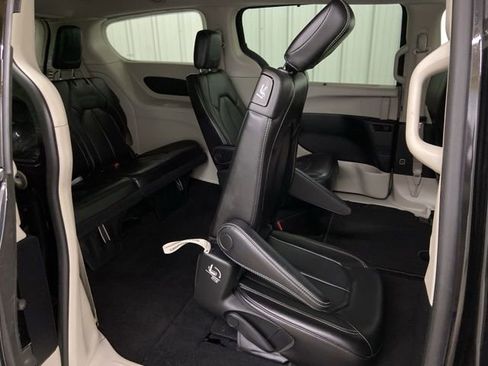 Used 2023 Chrysler Pacifica Touring-L FWD image 19