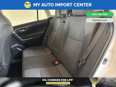 Used 2025 Toyota RAV4 XLE AWD/4WD image 25
