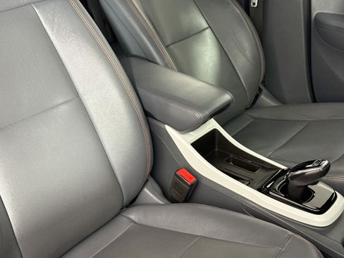 Used 2019 Chevrolet Bolt Premier w/ Infotainment Package FWD image 36