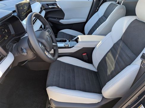 New 2025 Mitsubishi Outlander SE image 11