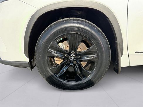 Certified 2024 Toyota Highlander XLE image 9