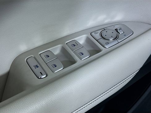 Used 2025 Genesis G70 2.5T image 15