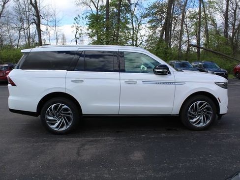 Used 2026 Lincoln Navigator Reserve AWD/4WD image 2