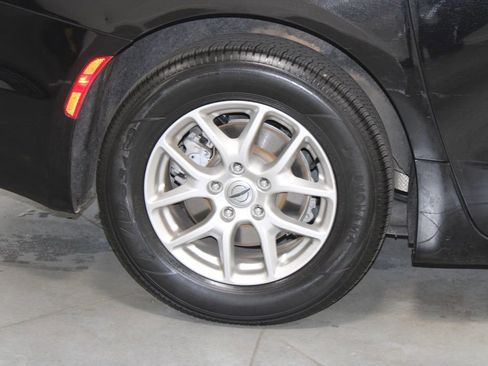 Used 2024 Chrysler Pacifica Touring-L image 13