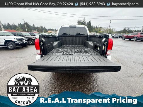 Used 2017 Toyota Tacoma 4x4 Double Cab image 7