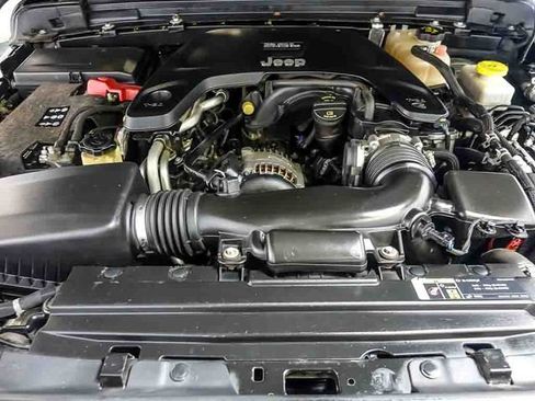 Used 2018 Jeep Wrangler Unlimited Sahara AWD/4WD image 34