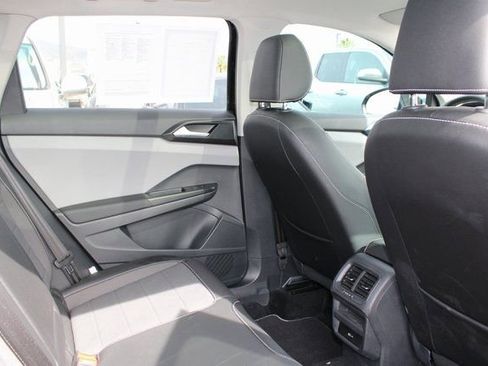 Used 2023 Volkswagen Taos SE w/ Panoramic Sunroof Package image 7