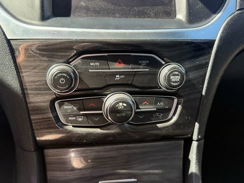 Used 2019 Chrysler 300 Touring L w/ Quick Order Package 22F image 8