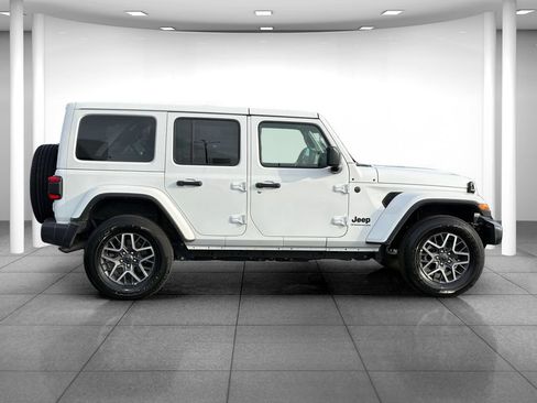 Used 2025 Jeep Wrangler Unlimited Sahara AWD/4WD image 8