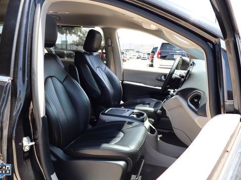 Used 2023 Chrysler Pacifica Touring-L FWD image 32