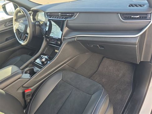 Used 2025 Jeep Grand Cherokee L Altitude image 30