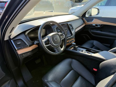 Certified 2022 Volvo XC90 T6 Momentum w/ Climate Package image 18
