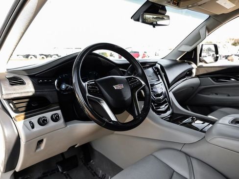Used 2020 Cadillac Escalade ESV Premium Luxury image 2