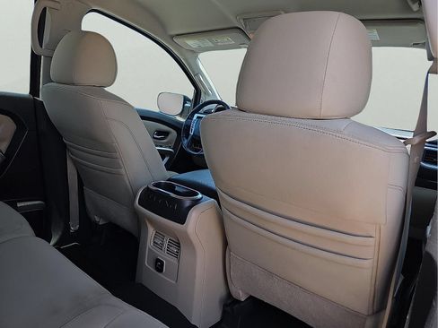 Used 2018 Nissan Titan SV w/ SV Convenience Package RWD image 12