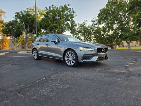 Used 2020 Volvo V60 T5 Momentum FWD image 1