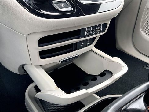 Used 2022 Chrysler Pacifica Touring-L FWD image 33