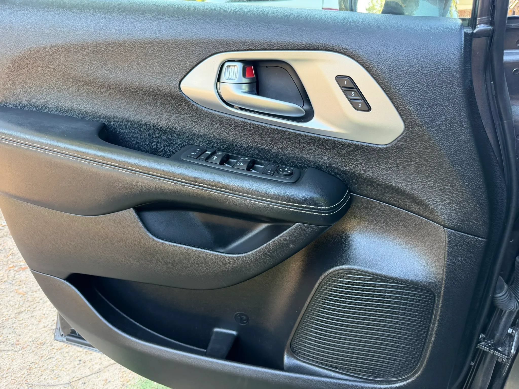 Used 2020 Chrysler Pacifica Touring-L w/ S Appearance Package FWD image 15
