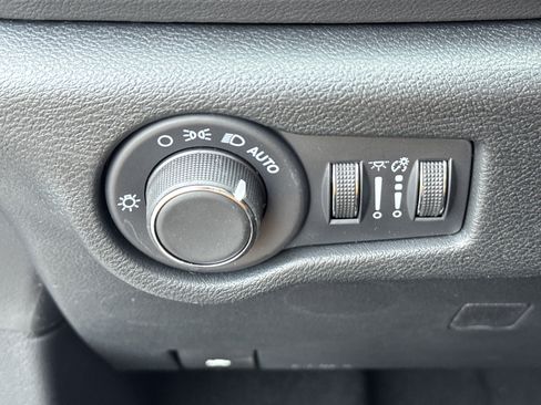 New 2025 Chrysler Voyager LX image 37