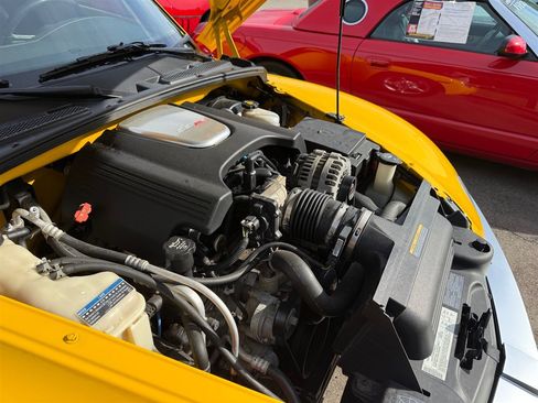 Used 2004 Chevrolet SSR w/ Preferred Equipment Group RWD image 18