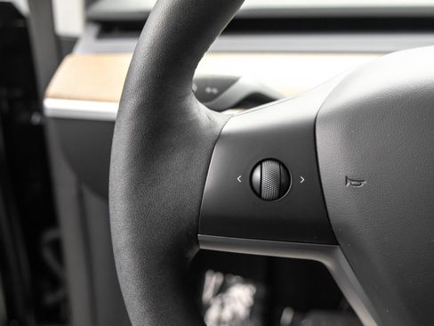 Used 2024 Tesla Model Y Long Range image 17