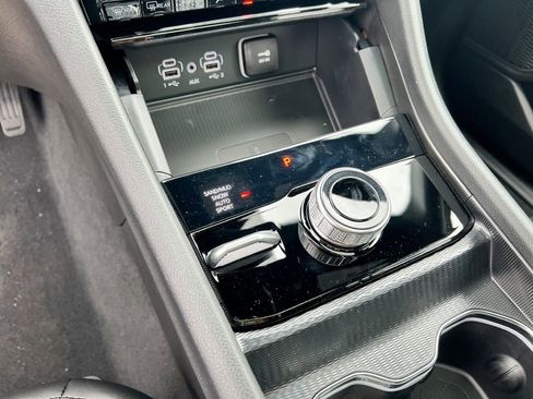 Used 2025 Jeep Grand Cherokee Limited w/ Luxury Tech Group II image 18