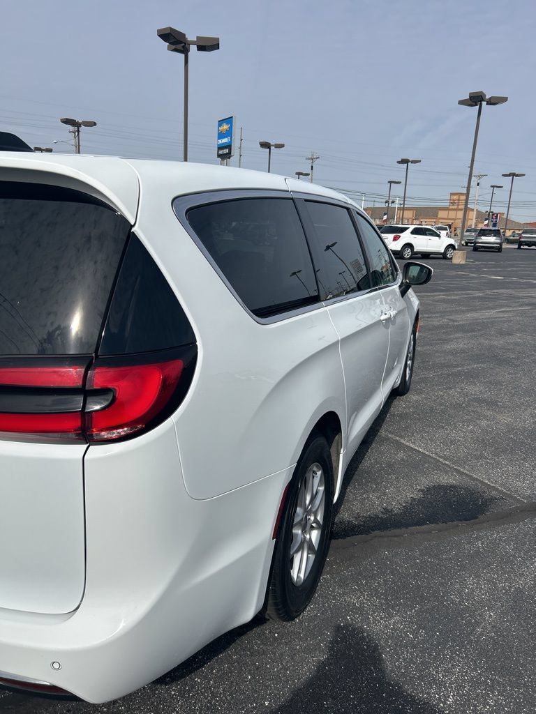 Used 2023 Chrysler Pacifica Touring-L FWD image 17