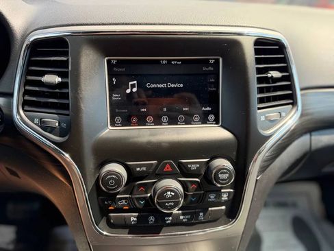 Used 2019 Jeep Grand Cherokee Laredo RWD image 37