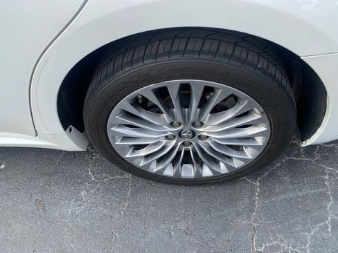 Used 2017 Toyota Avalon Limited image 5