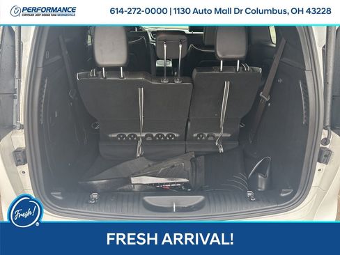 Used 2024 Chrysler Pacifica Premium image 14