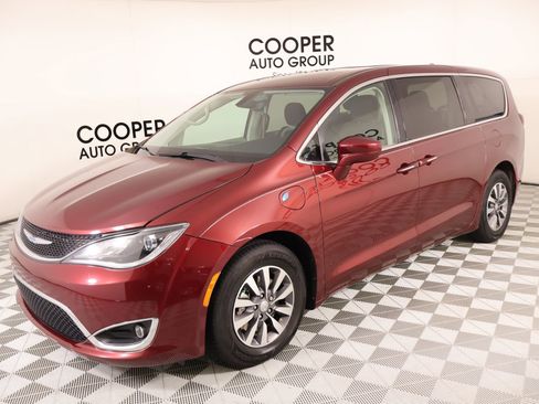 Used 2020 Chrysler Pacifica Touring image 10