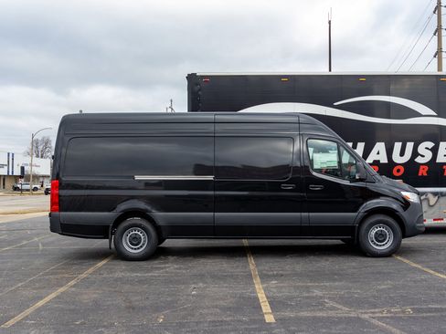 Used 2024 Mercedes-Benz Sprinter 2500 image 8
