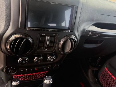 Used 2018 Jeep Wrangler Unlimited Rubicon AWD/4WD image 12