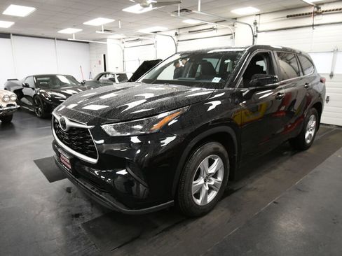 Used 2023 Toyota Highlander L image 3