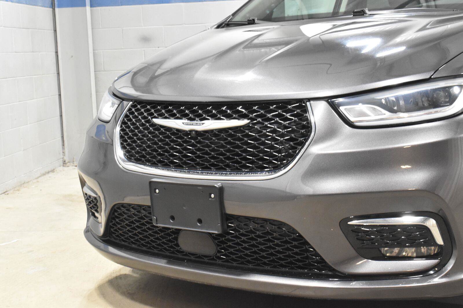 Used 2023 Chrysler Pacifica Touring-L FWD image 30