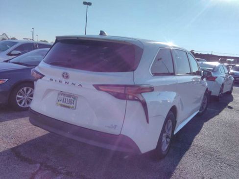 Used 2021 Toyota Sienna LE FWD image 3