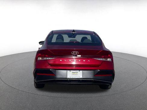 Used 2025 Hyundai Elantra SEL image 12