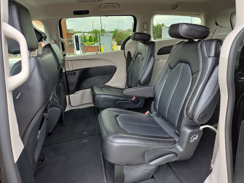 Used 2024 Chrysler Pacifica Touring-L FWD image 11