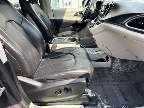 Used 2018 Chrysler Pacifica Touring-L Plus FWD image 12