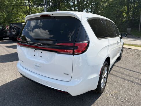 New 2027 Chrysler Pacifica Select w/ Family Tech Group AWD/4WD image 7