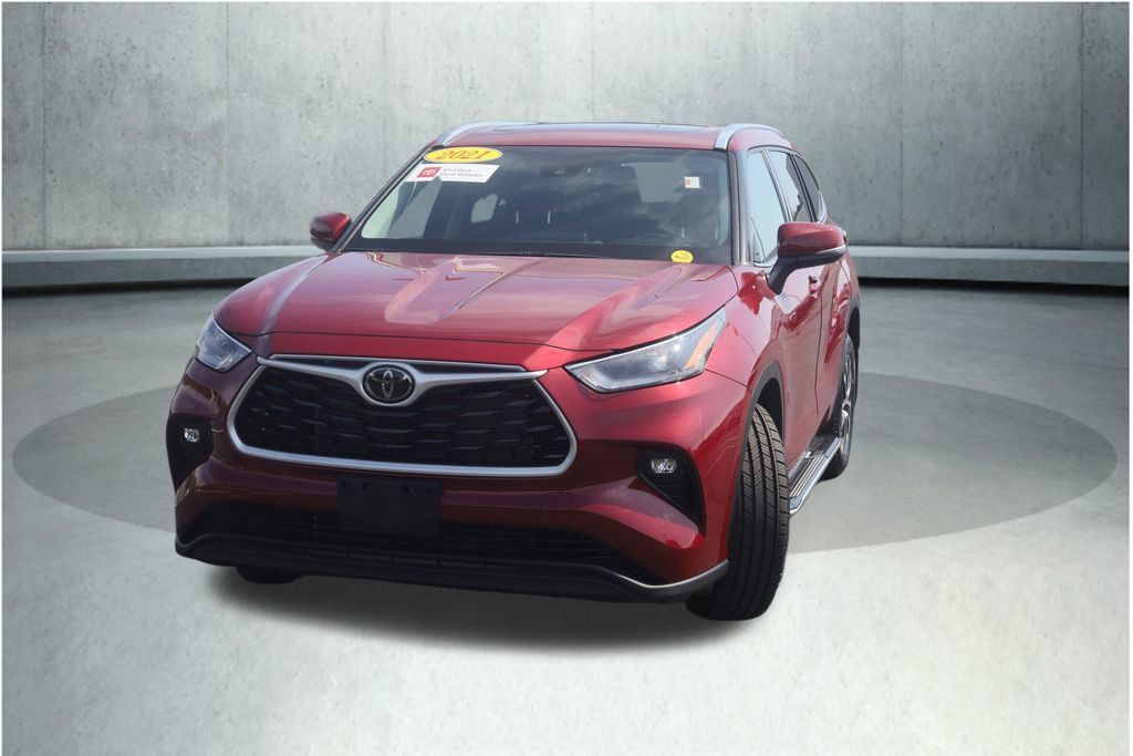 Certified 2021 Toyota Highlander XLE AWD/4WD image 24