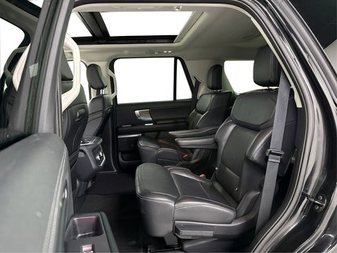 Used 2025 Ford Expedition Platinum image 10