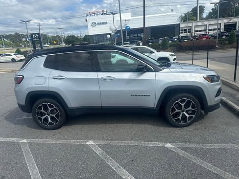 Used 2025 Jeep Compass Limited AWD/4WD image 5