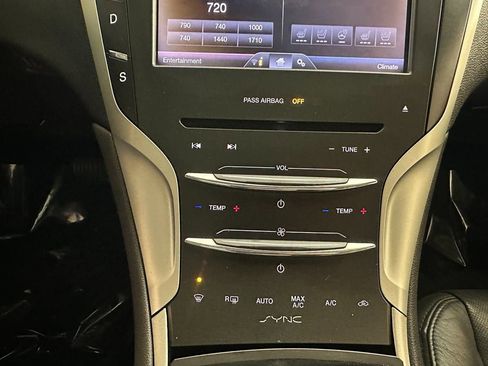 Used 2013 Lincoln MKZ image 33