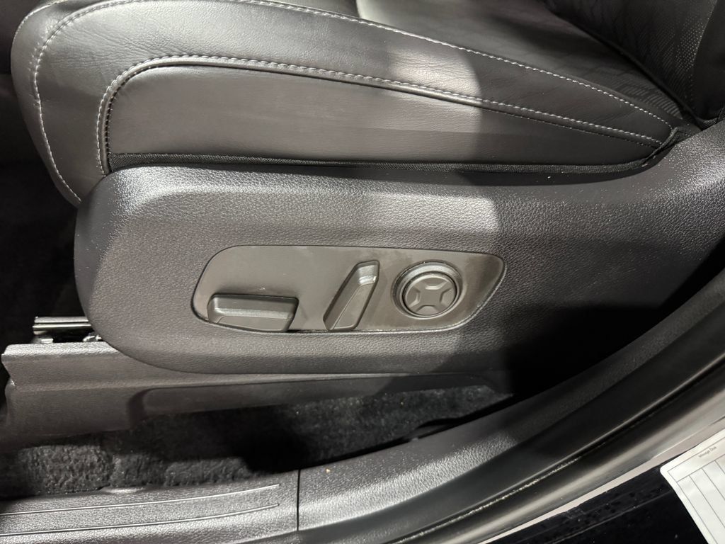 Used 2025 Kia Carnival FWD image 18