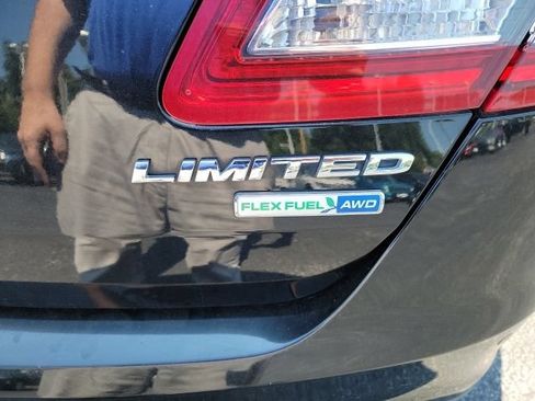 Used 2018 Ford Taurus Limited AWD/4WD image 4
