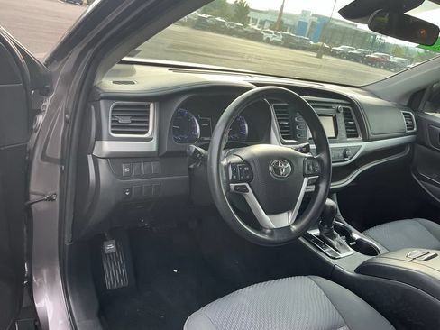 Used 2019 Toyota Highlander LE AWD/4WD image 18