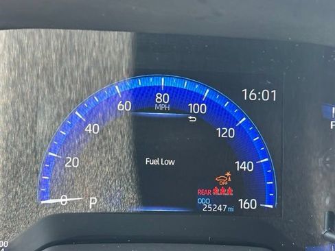 Used 2022 Toyota Corolla Cross XLE w/ Convenience Package FWD image 29