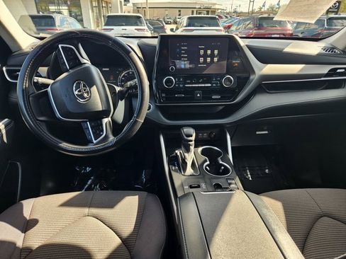 Used 2023 Toyota Highlander L image 11