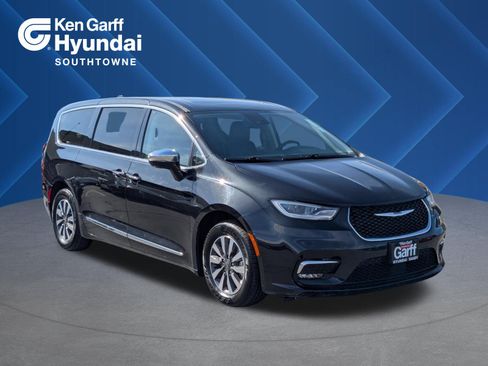 Used 2023 Chrysler Pacifica Limited FWD image 1